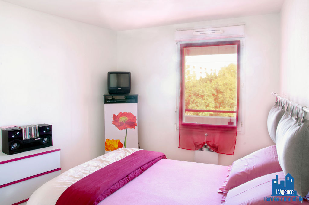 Photo VENDU PAR L'AGENCE !!! EXCLUSIVITÉ ! BORDEAUX - APPARTEMENT TYPE 2 DE 43 M² AVEC BALCON + PLACE DE PARKING. Benoît TREMENT 06.51.26.22.32. image 3/6