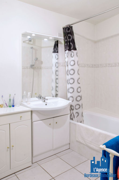 Photo VENDU PAR L'AGENCE !!! EXCLUSIVITÉ ! BORDEAUX - APPARTEMENT TYPE 2 DE 43 M² AVEC BALCON + PLACE DE PARKING. Benoît TREMENT 06.51.26.22.32. image 4/6