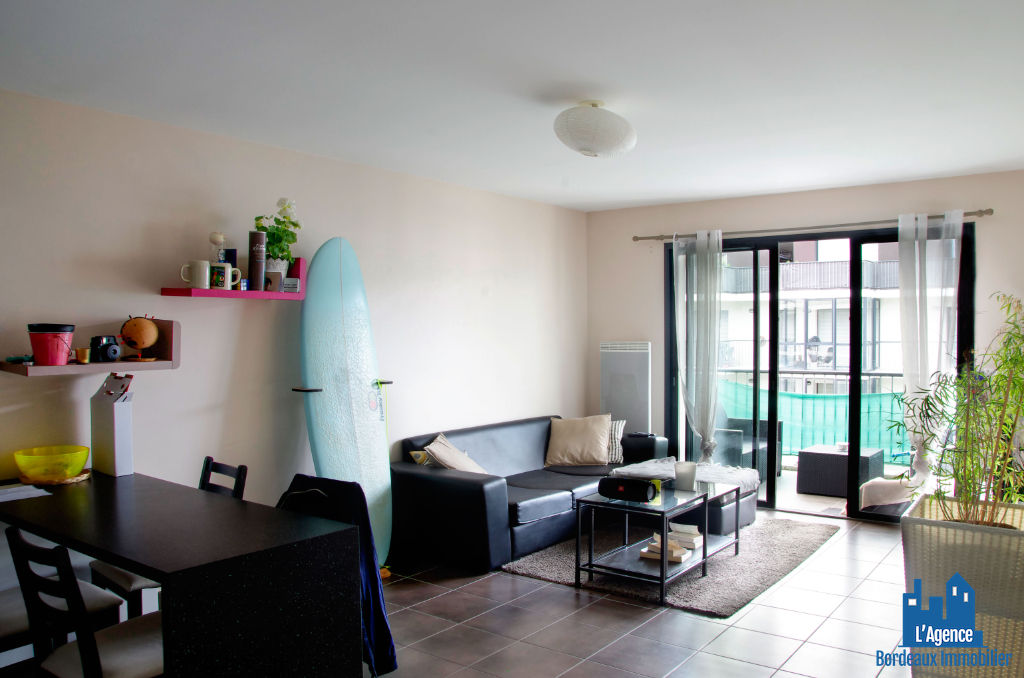 Photo VENDU PAR L'AGENCE. EXCLUSIVITÉ ! BORDEAUX - APPARTEMENT TYPE 2 DE 45 M² AVEC TERRASSE + UNE PLACE DE PARKING SOUS-SOL. Benoît TREMENT 06.51.26.22.32. image 1/5