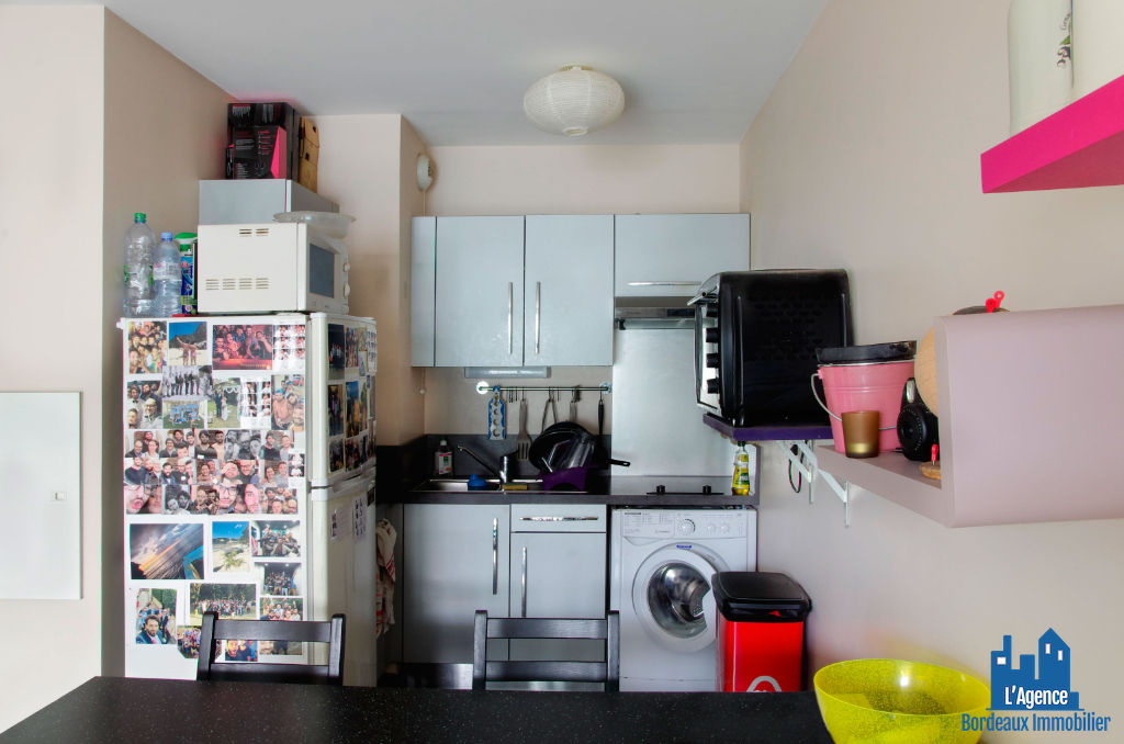 Photo VENDU PAR L'AGENCE. EXCLUSIVITÉ ! BORDEAUX - APPARTEMENT TYPE 2 DE 45 M² AVEC TERRASSE + UNE PLACE DE PARKING SOUS-SOL. Benoît TREMENT 06.51.26.22.32. image 2/5