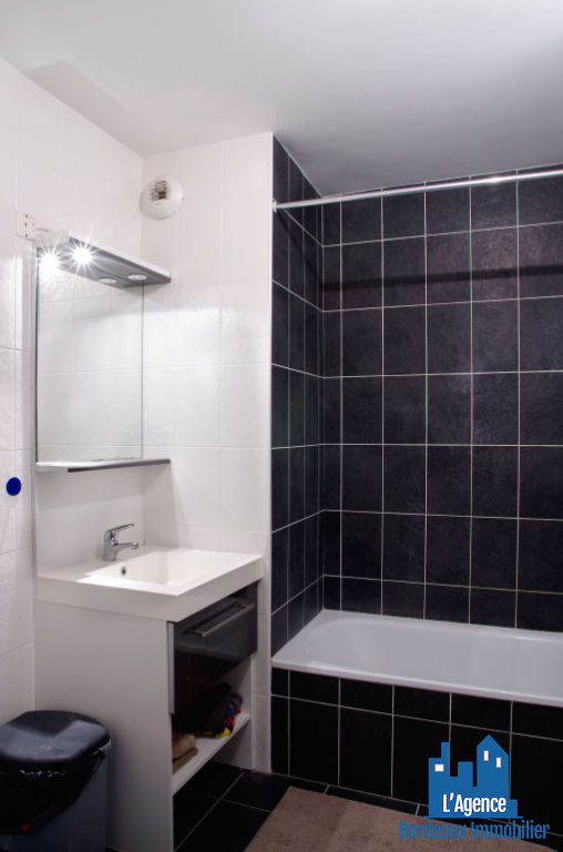 Photo VENDU PAR L'AGENCE. EXCLUSIVITÉ ! BORDEAUX - APPARTEMENT TYPE 2 DE 45 M² AVEC TERRASSE + UNE PLACE DE PARKING SOUS-SOL. Benoît TREMENT 06.51.26.22.32. image 4/5