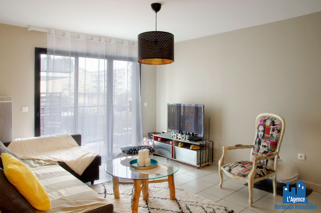 Photo VENDU PAR L'AGENCE. EXCLUSIVITÉ ! BORDEAUX - APPARTEMENT TYPE 2 DE 45 M² AVEC TERRASSE + UNE PLACE DE PARKING SOUS-SOL. Benoît TREMENT 06.51.26.22.32. image 1/5