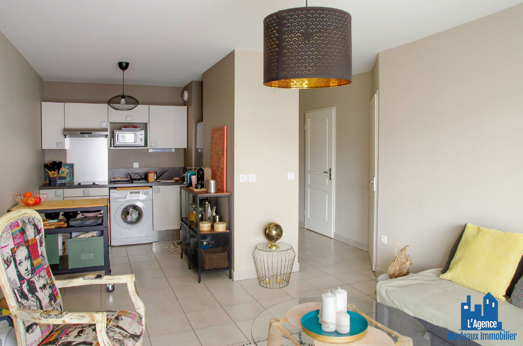 Photo VENDU PAR L'AGENCE. EXCLUSIVITÉ ! BORDEAUX - APPARTEMENT TYPE 2 DE 45 M² AVEC TERRASSE + UNE PLACE DE PARKING SOUS-SOL. Benoît TREMENT 06.51.26.22.32. image 2/5