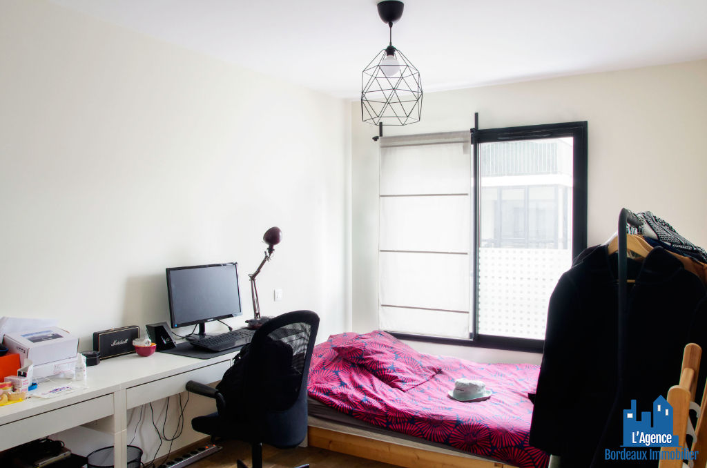 Photo VENDU PAR L'AGENCE. EXCLUSIVITÉ ! BORDEAUX - APPARTEMENT TYPE 2 DE 45 M² AVEC TERRASSE + UNE PLACE DE PARKING SOUS-SOL. Benoît TREMENT 06.51.26.22.32. image 3/5