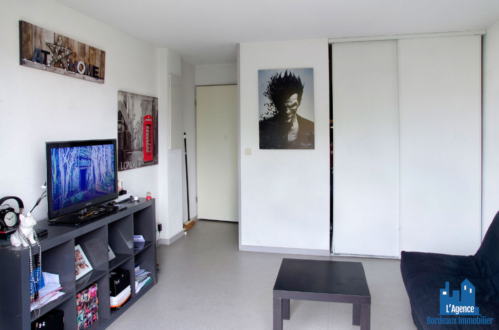 Photo VENDU PAR L'AGENCE ! EXCLUSIVITÉ !!! SPECIAL INVESTISSEUR -TALENCE - APPARTEMENT TYPE 1 DE 20 M² + PLACE DE PARKING. Michaël VIGIER 06.70.29.94.95. image 3/6