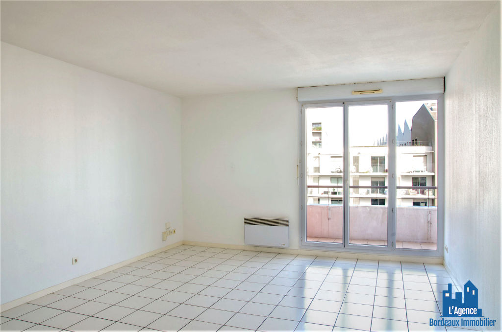 Photo VENDU PAR L'AGENCE ! EXCLUSIVITÉ !!! BORDEAUX - CHARTRONS / BASSIN A FLOTS - APPARTEMENT T3 DE 63 M² AVEC TERRASSE DE 12 M² + PLACE DE PARKING. Michaël VIGIER 06.70.29.94.95. image 1/6