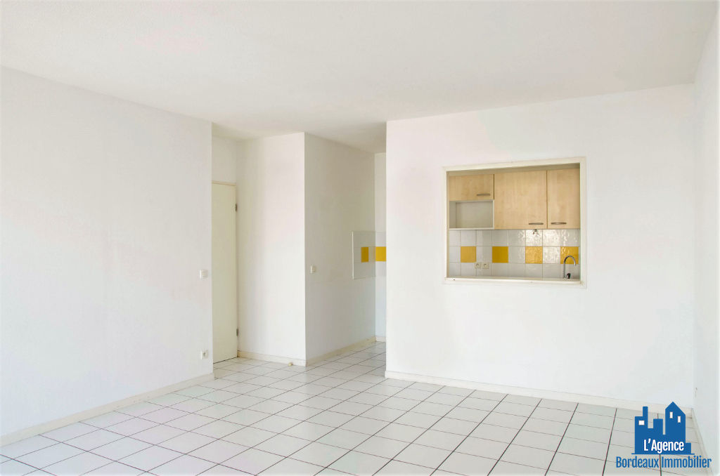 Photo VENDU PAR L'AGENCE ! EXCLUSIVITÉ !!! BORDEAUX - CHARTRONS / BASSIN A FLOTS - APPARTEMENT T3 DE 63 M² AVEC TERRASSE DE 12 M² + PLACE DE PARKING. Michaël VIGIER 06.70.29.94.95. image 2/6