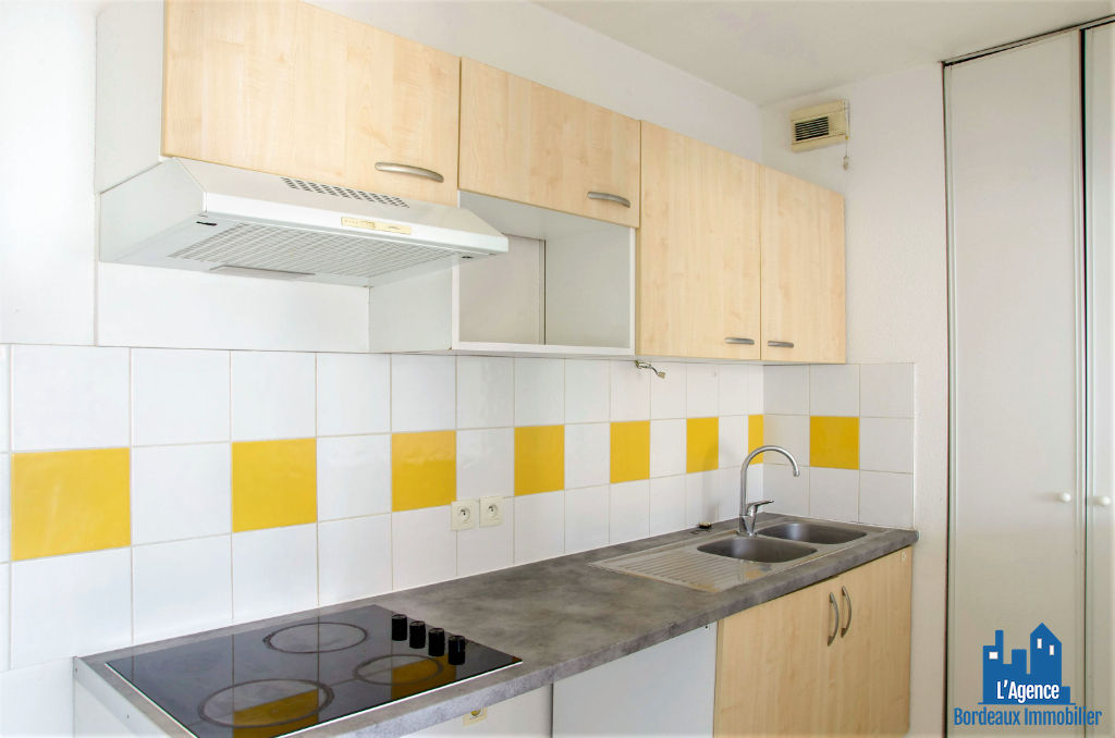 Photo VENDU PAR L'AGENCE ! EXCLUSIVITÉ !!! BORDEAUX - CHARTRONS / BASSIN A FLOTS - APPARTEMENT T3 DE 63 M² AVEC TERRASSE DE 12 M² + PLACE DE PARKING. Michaël VIGIER 06.70.29.94.95. image 3/6