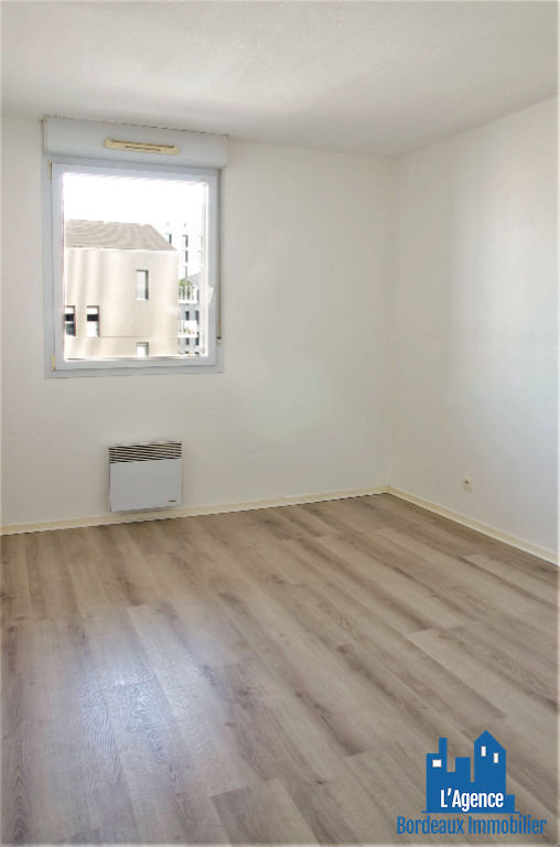 Photo VENDU PAR L'AGENCE ! EXCLUSIVITÉ !!! BORDEAUX - CHARTRONS / BASSIN A FLOTS - APPARTEMENT T3 DE 63 M² AVEC TERRASSE DE 12 M² + PLACE DE PARKING. Michaël VIGIER 06.70.29.94.95. image 4/6