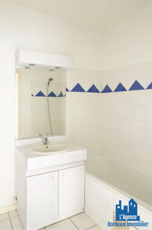 Photo VENDU PAR L'AGENCE ! EXCLUSIVITÉ !!! BORDEAUX - CHARTRONS / BASSIN A FLOTS - APPARTEMENT T3 DE 63 M² AVEC TERRASSE DE 12 M² + PLACE DE PARKING. Michaël VIGIER 06.70.29.94.95. image 5/6