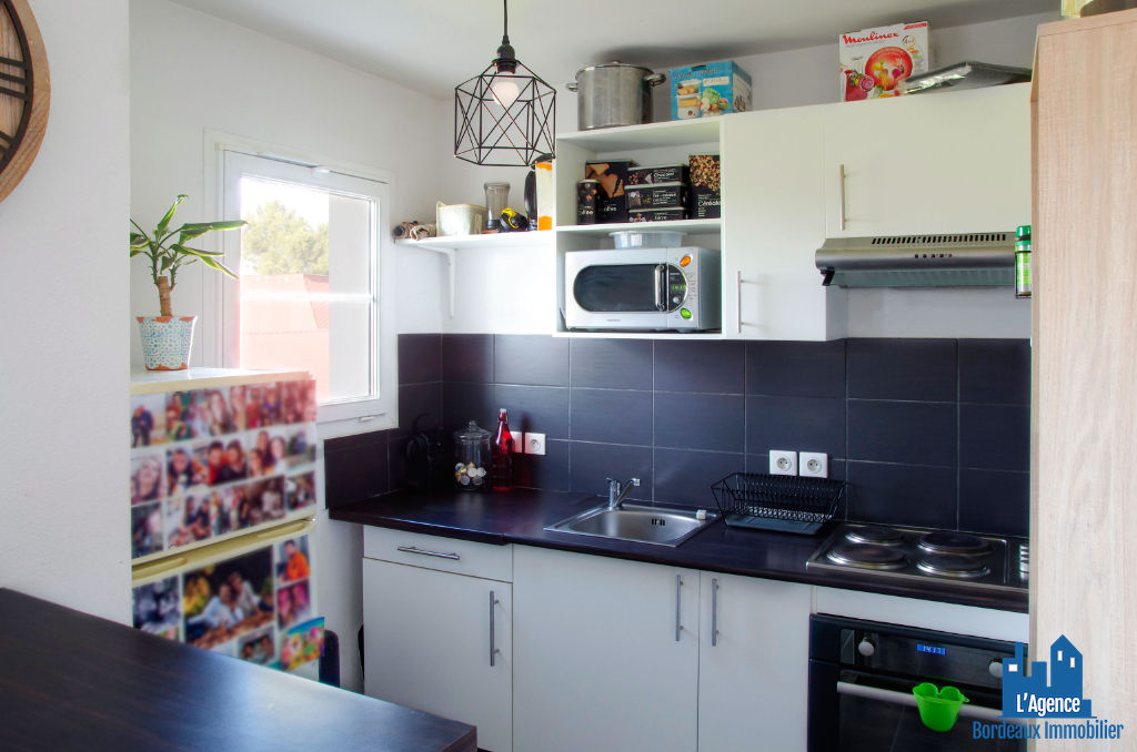 Photo VENDU PAR L'AGENCE. EXCLUSIVITÉ ! SAINT MÉDARD-EN-JALLES - APPARTEMENT TYPE 2 BIS DE 51 M² AVEC BALCON + DEUX PLACES DE PARKING. Benoît TREMENT 06.51.26.22.32. image 2/5