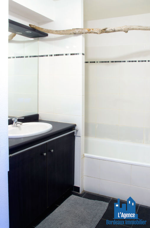 Photo VENDU PAR L'AGENCE. EXCLUSIVITÉ ! SAINT MÉDARD-EN-JALLES - APPARTEMENT TYPE 2 BIS DE 51 M² AVEC BALCON + DEUX PLACES DE PARKING. Benoît TREMENT 06.51.26.22.32. image 4/5