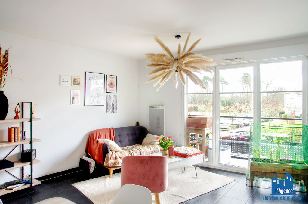 Photo VENDU PAR L'AGENCE. EXCLUSIVITÉ ! SAINT MÉDARD-EN-JALLES - APPARTEMENT TYPE 3 DE 65 M² AVEC BALCON + DEUX PLACES DE PARKING. Benoît TREMENT 06.51.26.22.32. image 1/5