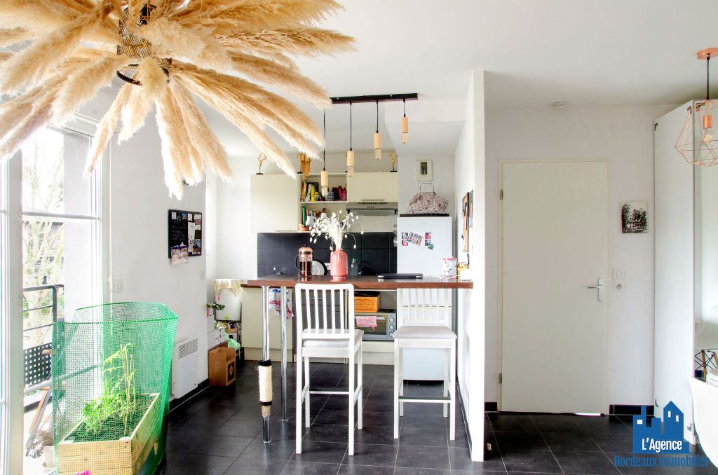 Photo VENDU PAR L'AGENCE. EXCLUSIVITÉ ! SAINT MÉDARD-EN-JALLES - APPARTEMENT TYPE 3 DE 65 M² AVEC BALCON + DEUX PLACES DE PARKING. Benoît TREMENT 06.51.26.22.32. image 2/5