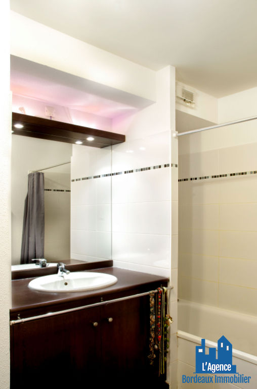 Photo VENDU PAR L'AGENCE. EXCLUSIVITÉ ! SAINT MÉDARD-EN-JALLES - APPARTEMENT TYPE 3 DE 65 M² AVEC BALCON + DEUX PLACES DE PARKING. Benoît TREMENT 06.51.26.22.32. image 4/5