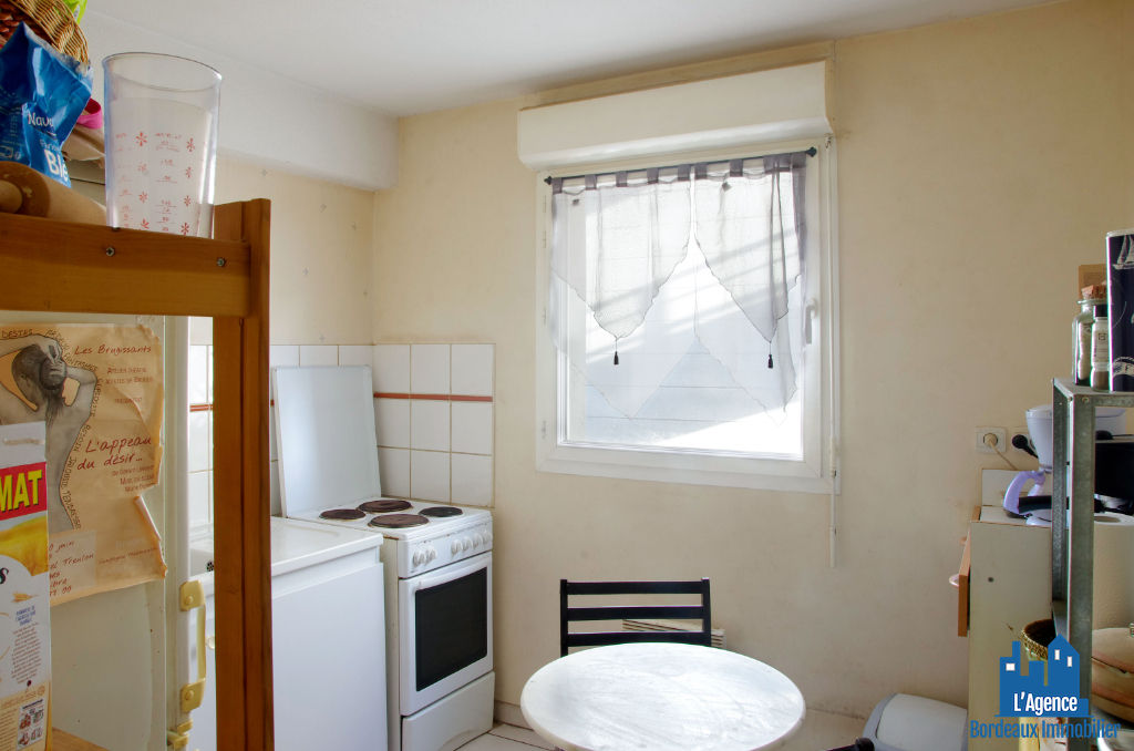 Photo VENDU PAR L'AGENCE. EXCLUSIVITÉ ! SPÉCIAL INVESTISSEUR - BRUGES - APPARTEMENT TYPE 3 DE 70 M² AVEC TERRASSE + DEUX PLACES DE PARKING SOUS-SOL. Benoît TREMENT 06.51.26.22.32. image 2/5