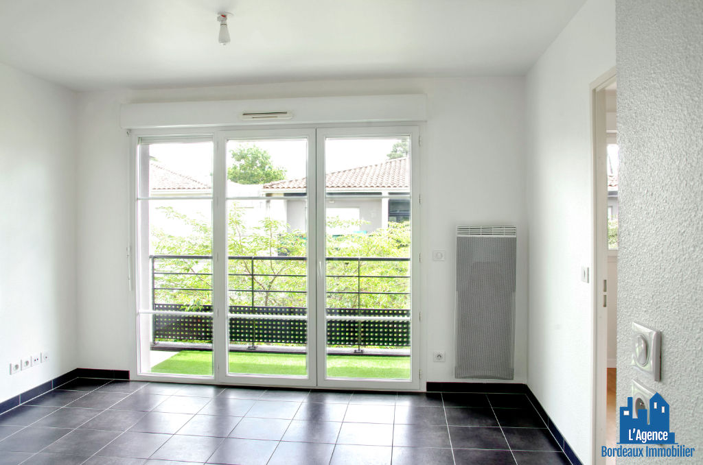 VENDU PAR L'AGENCE. EXCLUSIVITÉ ! SAINT MÉDARD-EN-JALLES - APPARTEMENT TYPE 2 DE 43 M² AVEC BALCON + UNE PLACE DE PARKING. Benoît TREMENT 06.51.26.22.32.