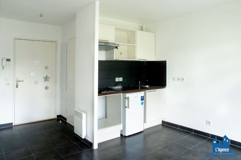 Photo VENDU PAR L'AGENCE. EXCLUSIVITÉ ! SAINT MÉDARD-EN-JALLES - APPARTEMENT TYPE 2 DE 43 M² AVEC BALCON + UNE PLACE DE PARKING. Benoît TREMENT 06.51.26.22.32. image 2/5