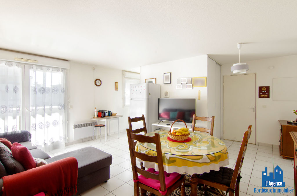 Photo DÉJÀ VENDU PAR L'AGENCE ! EXCLUSIVITÉ !!! BORDEAUX - CHARTRONS RAVEZIES - APPARTEMENT T2 BIS DE 57 M² AVEC BALCON + PLACE DE PARKING. Michaël VIGIER 06.70.29.94.95. image 2/6