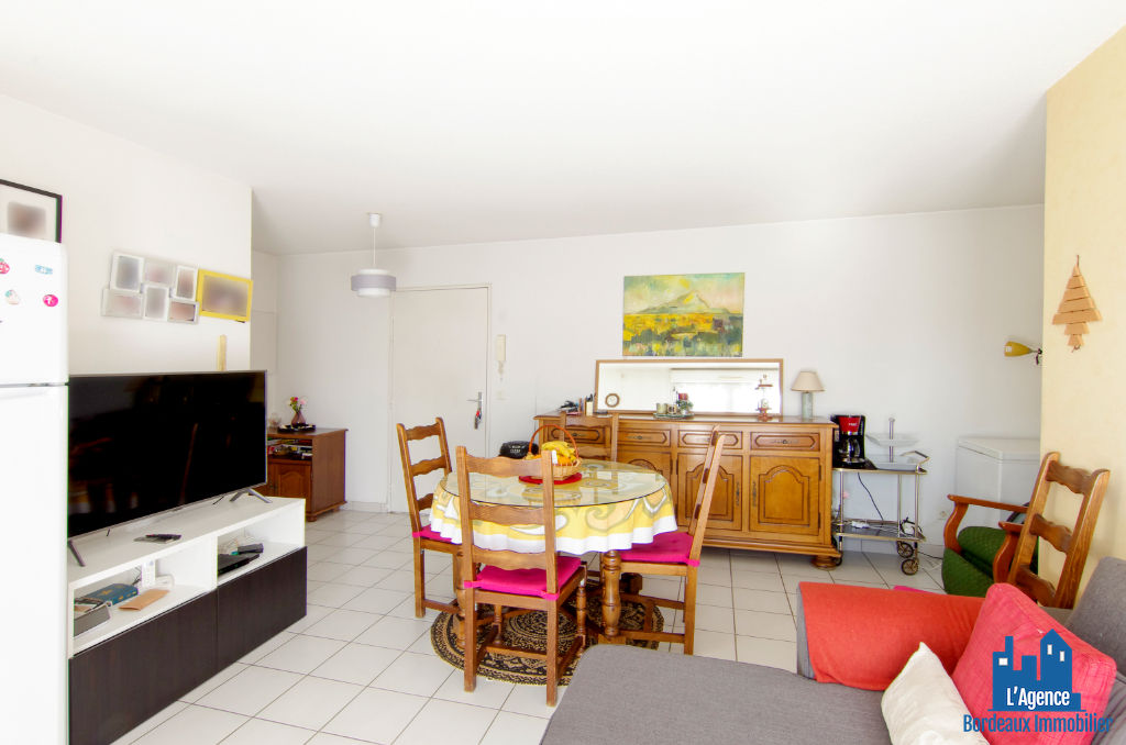 Photo DÉJÀ VENDU PAR L'AGENCE ! EXCLUSIVITÉ !!! BORDEAUX - CHARTRONS RAVEZIES - APPARTEMENT T2 BIS DE 57 M² AVEC BALCON + PLACE DE PARKING. Michaël VIGIER 06.70.29.94.95. image 4/6
