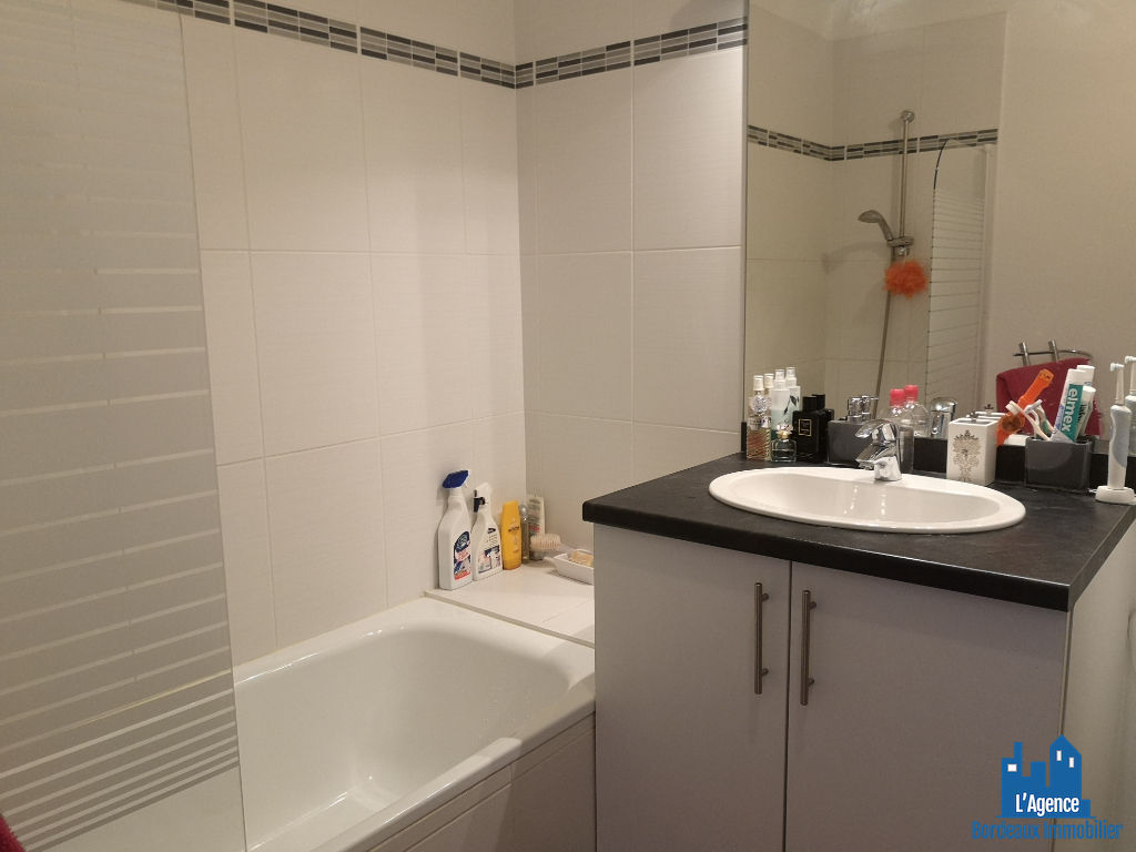 Photo VENDU PAR L'AGENCE. EXCLUSIVITÉ ! SPÉCIAL INVESTISSEUR - BRUGES - APPARTEMENT TYPE 3 DE 61 M² AVEC TERRASSE DE 8 M² + PLACES DE PARKING EN SOUS-SOL. Benoît TREMENT Tel:06.51.26.22.32. image 4/6