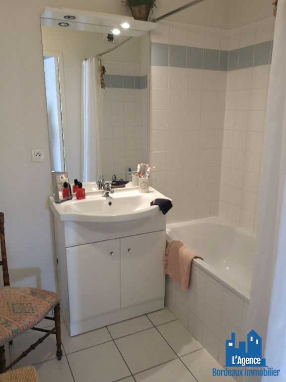 Photo VENDU PAR L'AGENCE ! EXCLUSIVITÉ !! BORDEAUX CHARTRONS - QUARTIER HAUSSMANN - APPARTEMENT TYPE 3 de 72m² + BALCON 6.70 m² et PARKING !! Martine Passicos 06.62.93.61.68. image 6/6