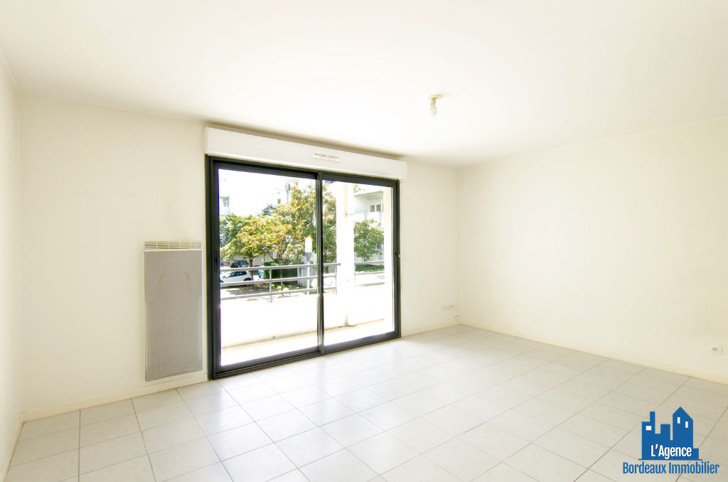 Photo VENDU PAR L'AGENCE ! EXCLUSIVITÉ !!! BORDEAUX - CHARTRONS-SAINT LOUIS - APPARTEMENT T2 DE 47 M² AVEC BALCON + PLACE DE PARKING SOUS-SOL. Michaël VIGIER 06.70.29.94.95. image 2/6