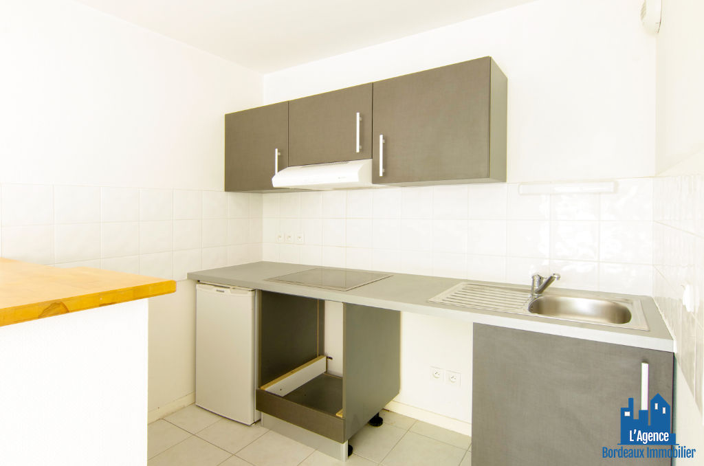 Photo VENDU PAR L'AGENCE ! EXCLUSIVITÉ !!! BORDEAUX - CHARTRONS-SAINT LOUIS - APPARTEMENT T2 DE 47 M² AVEC BALCON + PLACE DE PARKING SOUS-SOL. Michaël VIGIER 06.70.29.94.95. image 3/6