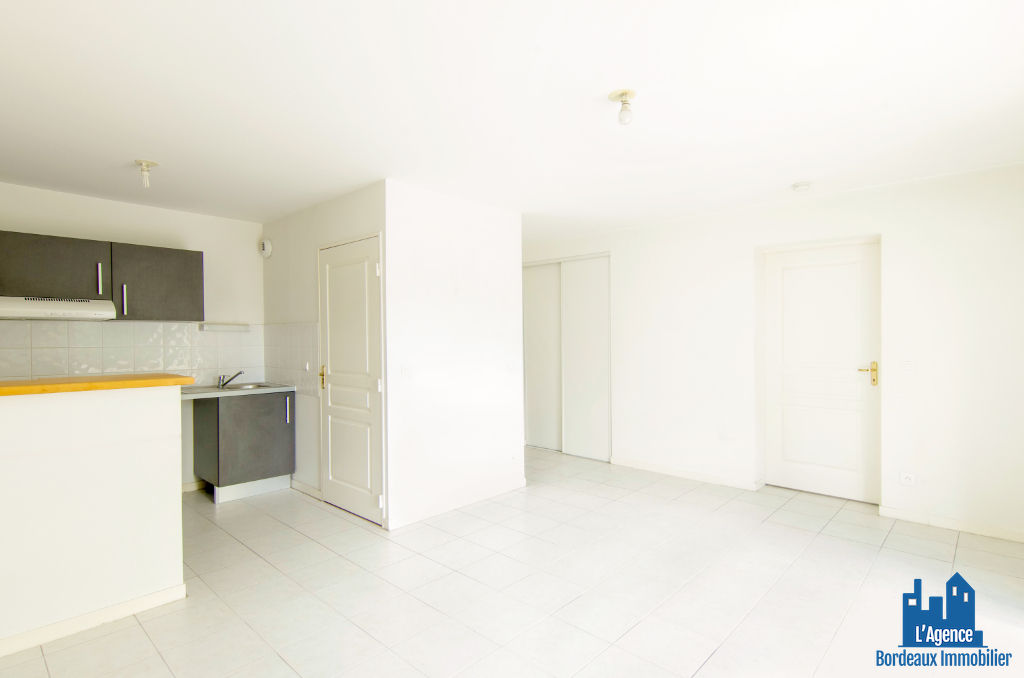 Photo VENDU PAR L'AGENCE ! EXCLUSIVITÉ !!! BORDEAUX - CHARTRONS-SAINT LOUIS - APPARTEMENT T2 DE 47 M² AVEC BALCON + PLACE DE PARKING SOUS-SOL. Michaël VIGIER 06.70.29.94.95. image 4/6