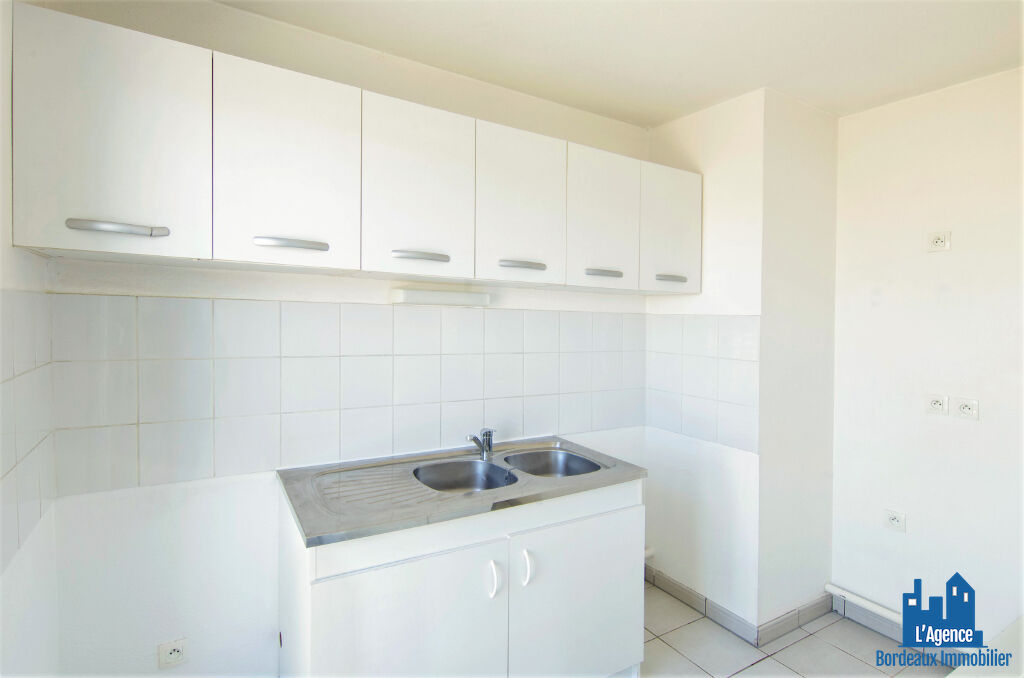 Photo DÉJÀ VENDU PAR L'AGENCE ! EXCLUSIVITÉ !!! BORDEAUX BASTIDE - APPARTEMENT T3 DE 65 M² AVEC TERRASSE + PLACE DE PARKING EN SOUS-SOL. Michaël VIGIER 06.70.29.94.95. image 5/6