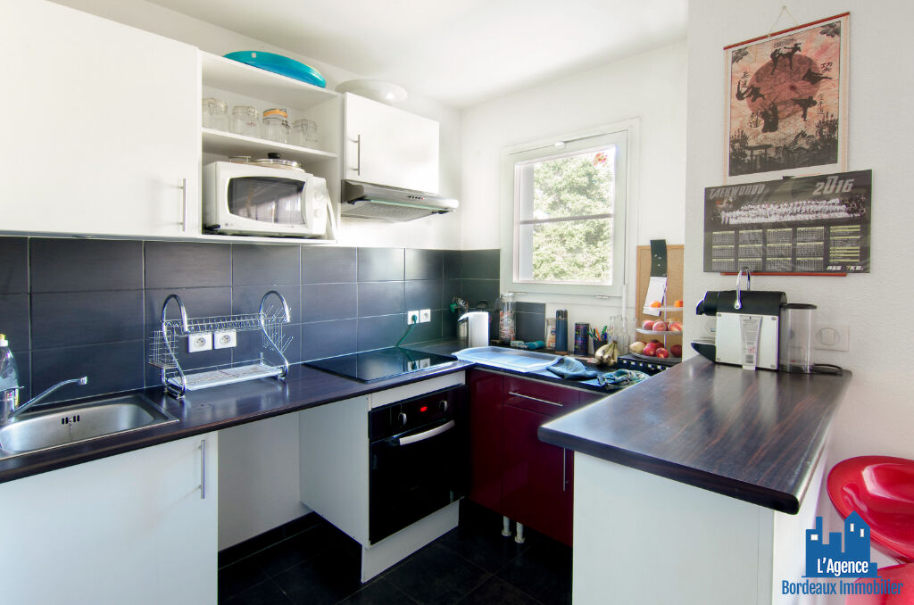 Photo VENDU PAR L'AGENCE. EXCLUSIVITÉ ! SAINT MÉDARD-EN-JALLES - APPARTEMENT TYPE 3 DE 56 M² AVEC BALCON + DEUX PLACES DE PARKING EN SOUS-SOL. Benoît TREMENT Tel:06.51.26.22.32. image 2/5