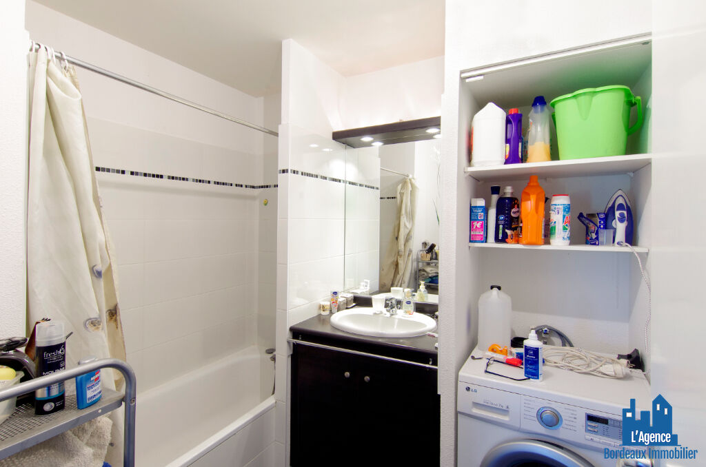 Photo VENDU PAR L'AGENCE. EXCLUSIVITÉ ! SAINT MÉDARD-EN-JALLES - APPARTEMENT TYPE 3 DE 56 M² AVEC BALCON + DEUX PLACES DE PARKING EN SOUS-SOL. Benoît TREMENT Tel:06.51.26.22.32. image 3/5