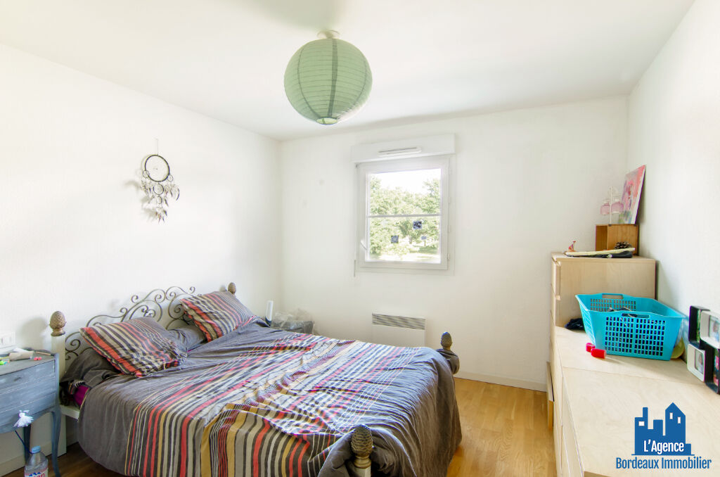 Photo VENDU PAR L'AGENCE. EXCLUSIVITÉ ! SAINT MÉDARD-EN-JALLES - APPARTEMENT TYPE 3 DE 56 M² AVEC BALCON + DEUX PLACES DE PARKING EN SOUS-SOL. Benoît TREMENT Tel:06.51.26.22.32. image 4/5