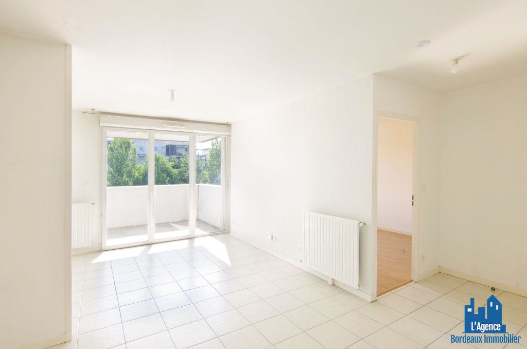 Photo VENDU PAR L'AGENCE. EXCLUSIVITÉ ! BRUGES - APPARTEMENT TYPE 2 DE 40 M² AVEC TERRASSE DE 5,50 M² + PLACE DE PARKING EN SOUS-SOL. Benoît TREMENT Tel:06.51.26.22.32. image 1/5