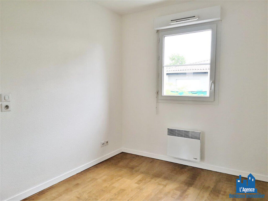 Photo VENDU PAR L'AGENCE. EXCLUSIVITÉ ! SAINT MÉDARD-EN-JALLES - APPARTEMENT TYPE 2 DE 44 M² AVEC BALCON + UNE PLACE DE PARKING EN SOUS-SOL. Benoît TREMENT Tel:06.51.26.22.32. image 2/5