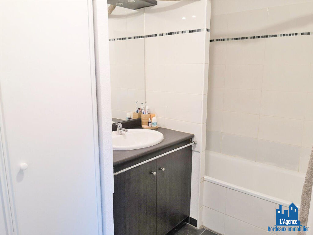 Photo VENDU PAR L'AGENCE. EXCLUSIVITÉ ! SAINT MÉDARD-EN-JALLES - APPARTEMENT TYPE 2 DE 44 M² AVEC BALCON + UNE PLACE DE PARKING EN SOUS-SOL. Benoît TREMENT Tel:06.51.26.22.32. image 3/5