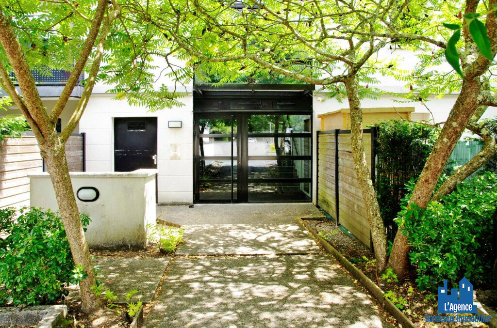 Photo VENDU PAR L'AGENCE. EXCLUSIVITÉ ! SAINT MÉDARD-EN-JALLES - APPARTEMENT TYPE 2 DE 44 M² AVEC BALCON + UNE PLACE DE PARKING EN SOUS-SOL. Benoît TREMENT Tel:06.51.26.22.32. image 4/5