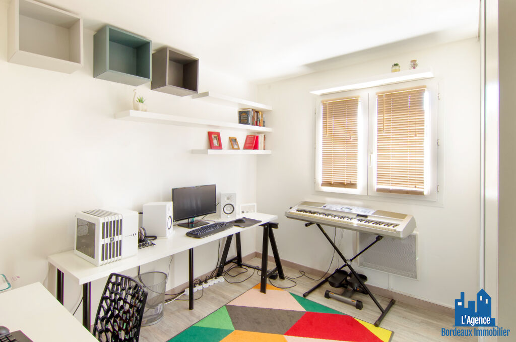 Photo DÉJÀ VENDU PAR L'AGENCE !! EXCLUSIVITE !! BRUGES - APPARTEMENT  DE TYPE T4 D'ENVIRON 73 m²  AVEC JARDIN ET PARKINGS !! MARTINE PASSICOS Tel:06.62.93.61.68. image 6/6