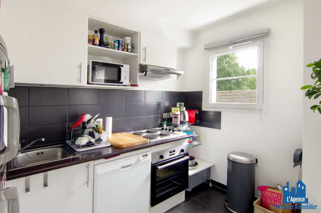 Photo VENDU PAR L'AGENCE. EXCLUSIVITÉ ! SAINT MÉDARD-EN-JALLES - APPARTEMENT TYPE 3 DE 56 M² AVEC JARDIN + DEUX PLACES DE PARKING. Benoît TREMENT Tel:06.51.26.22.32. image 2/6