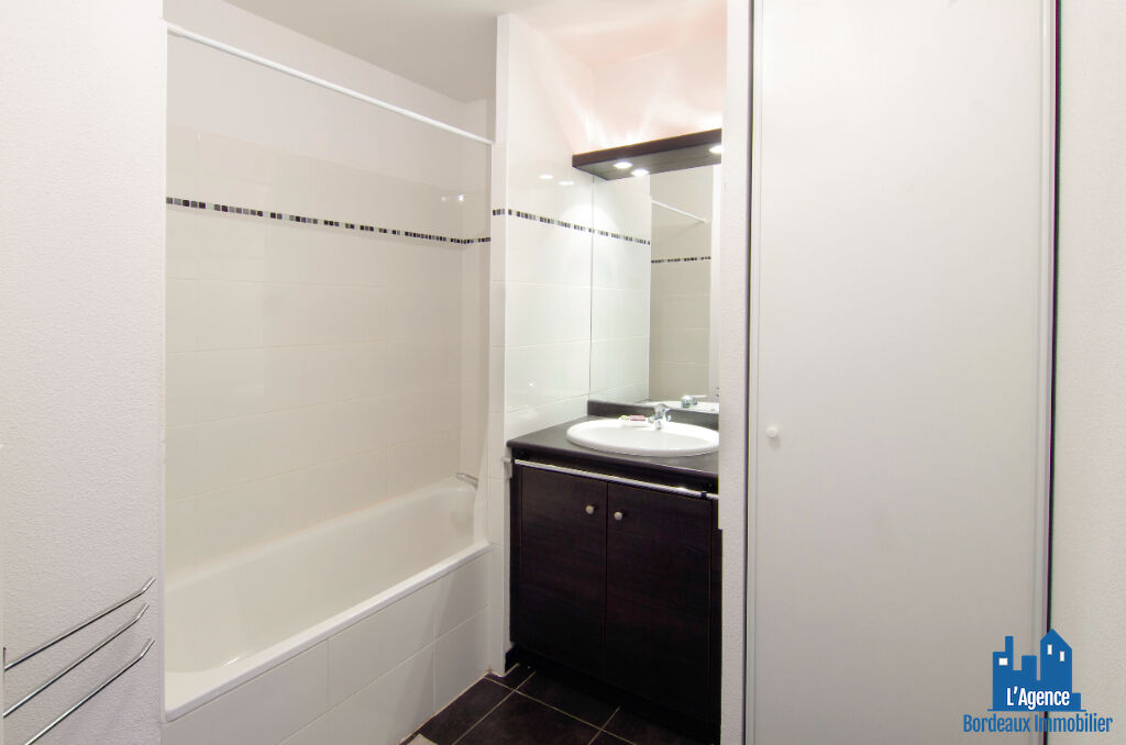 Photo VENDU PAR L'AGENCE. EXCLUSIVITÉ ! SAINT MÉDARD-EN-JALLES - APPARTEMENT TYPE 3 DE 56 M² AVEC JARDIN + DEUX PLACES DE PARKING. Benoît TREMENT Tel:06.51.26.22.32. image 4/6