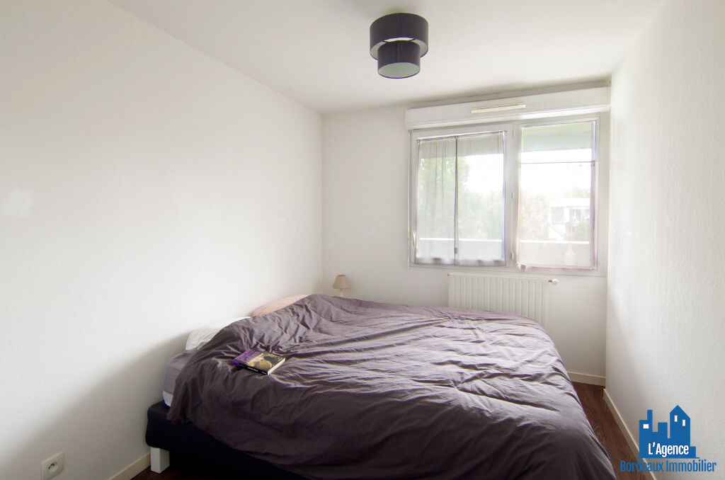 Photo VENDU PAR L'AGENCE. EXCLUSIVITÉ ! BRUGES - APPARTEMENT TYPE 3 DE 61 M² AVEC TERRASSE DE 8 M² + PLACES DE PARKING EN SOUS-SOL. Benoît TREMENT Tel:06.51.26.22.32. image 2/5
