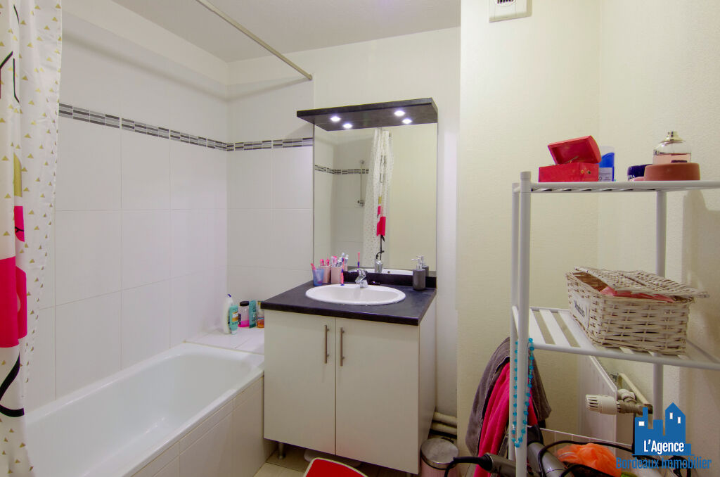 Photo VENDU PAR L'AGENCE. EXCLUSIVITÉ ! BRUGES - APPARTEMENT TYPE 3 DE 61 M² AVEC TERRASSE DE 8 M² + PLACES DE PARKING EN SOUS-SOL. Benoît TREMENT Tel:06.51.26.22.32. image 3/5