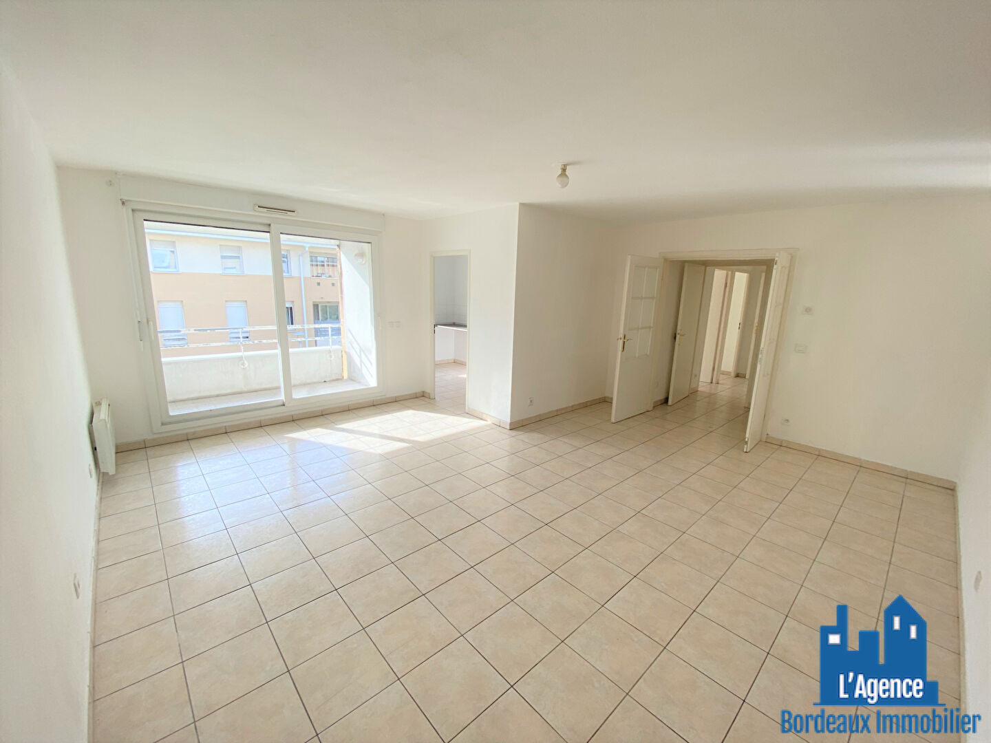 Photo VENDU PAR L' AGENCE. EXCLUSIVITÉ ! BÈGLES. APPARTEMENT TYPE 3 DE 67 M² AVEC BALCON +  UNE PLACE DE PARKING EN SOUS-SOL + RAVALEMENT VOTÉ. Benoît TREMENT 06.51.26.22.32. image 1/5