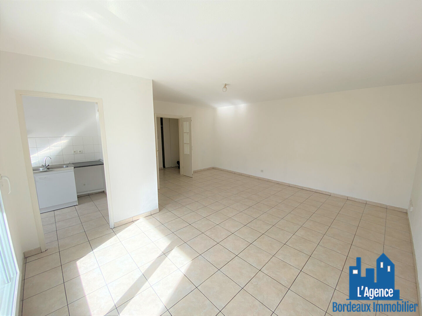 Photo VENDU PAR L' AGENCE. EXCLUSIVITÉ ! BÈGLES. APPARTEMENT TYPE 3 DE 67 M² AVEC BALCON +  UNE PLACE DE PARKING EN SOUS-SOL + RAVALEMENT VOTÉ. Benoît TREMENT 06.51.26.22.32. image 2/5