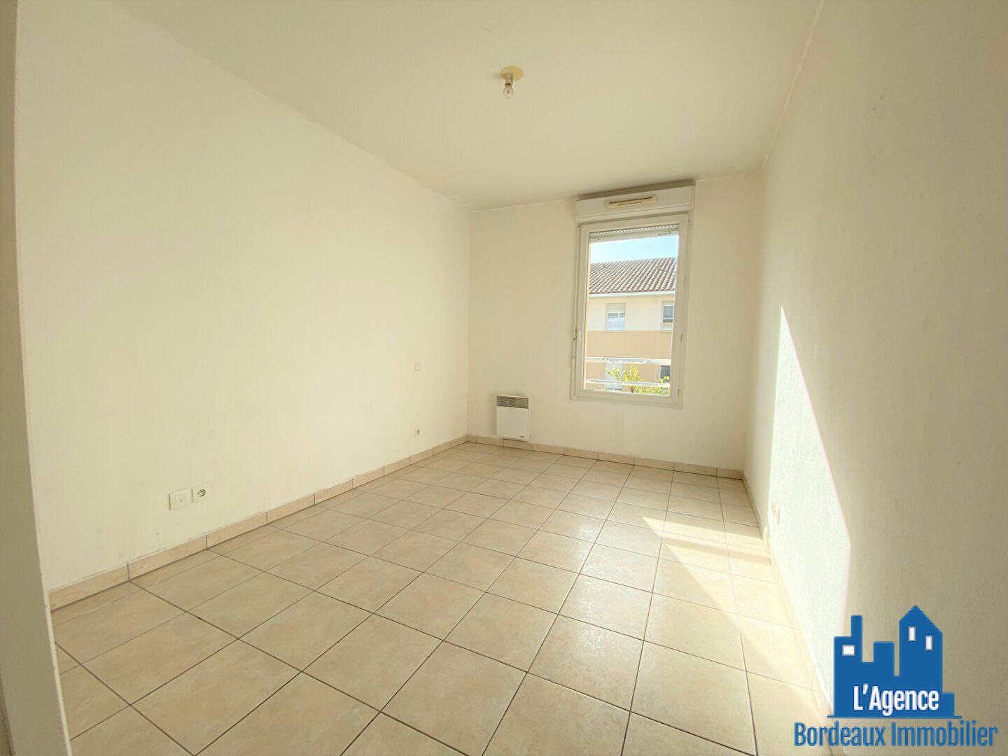 Photo VENDU PAR L' AGENCE. EXCLUSIVITÉ ! BÈGLES. APPARTEMENT TYPE 3 DE 67 M² AVEC BALCON +  UNE PLACE DE PARKING EN SOUS-SOL + RAVALEMENT VOTÉ. Benoît TREMENT 06.51.26.22.32. image 4/5