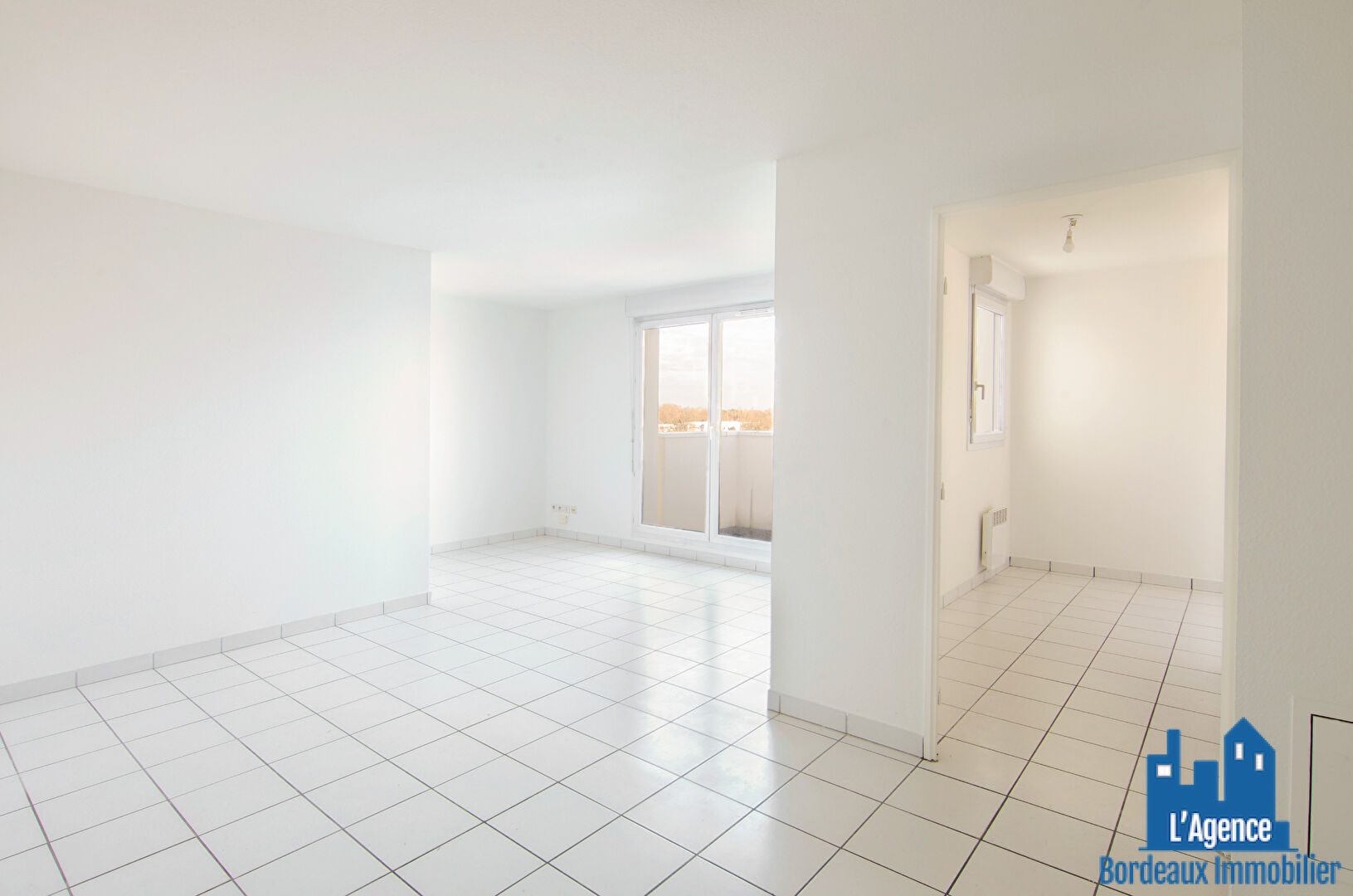 VENDU PAR L'AGENCE. EXCLUSIVITÉ ! BORDEAUX - APPARTEMENT TYPE 3 AU DERNIER ÉTAGE DE 64 M² AVEC BALCON + PLACE DE PARKING EN SOUS-SOL. Benoît TREMENT 06 51 26 22 32