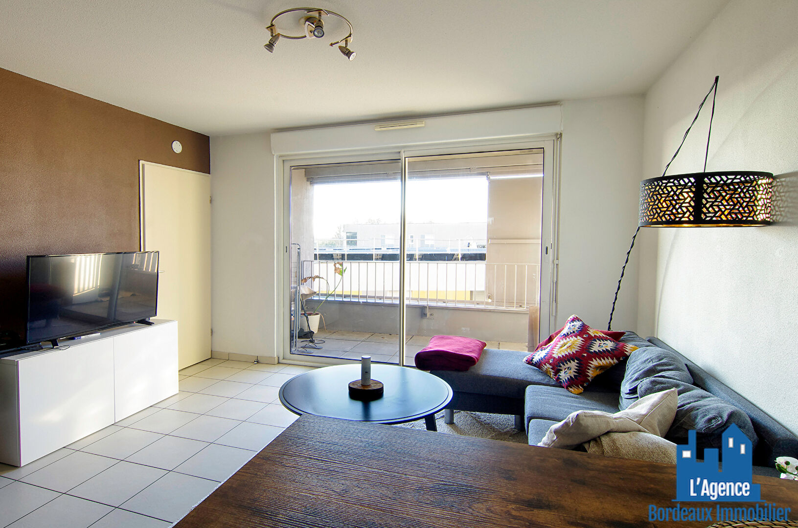 Photo VENDU PAR L'AGENCE !! EXCLUSIVITE !! BEGLES - SPECIAL INVESTISSEUR - APPARTEMENT DE TYPE 2 DE 39 M² AVEC BALCON ET PLACE DE PARKING. MARTINE PASSICOS  06 62 93 61 68 image 2/6