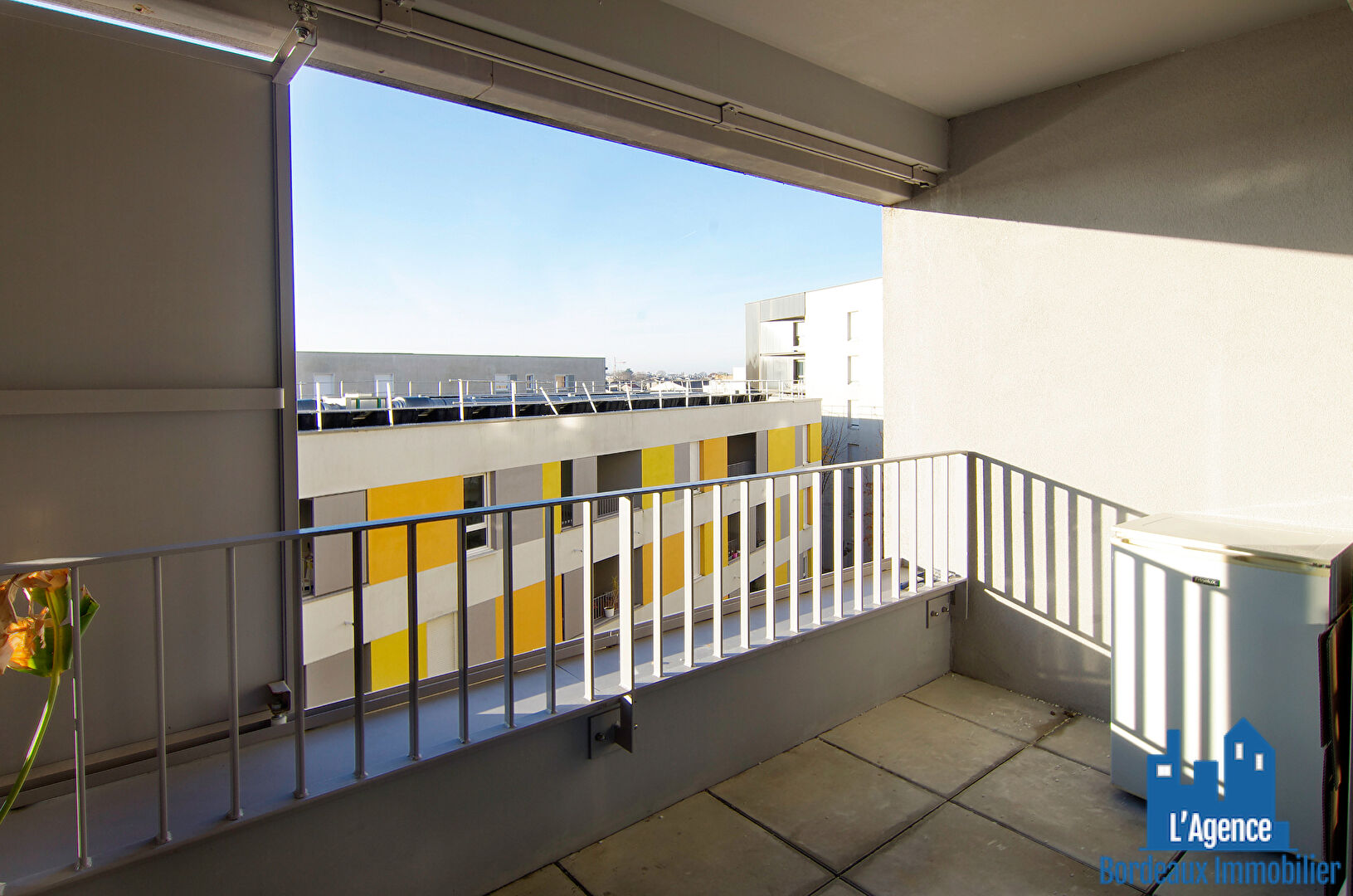 Photo VENDU PAR L'AGENCE !! EXCLUSIVITE !! BEGLES - SPECIAL INVESTISSEUR - APPARTEMENT DE TYPE 2 DE 39 M² AVEC BALCON ET PLACE DE PARKING. MARTINE PASSICOS  06 62 93 61 68 image 3/6
