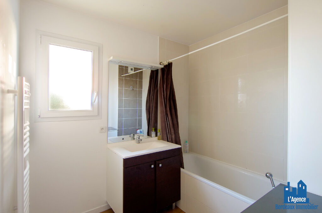 Photo VENDU PAR L'AGENCE. EXCLUSIVITÉ ! SPÉCIAL INVESTISSEUR - EYSINES - APPARTEMENT TYPE 3 DE 62 M² AVEC JARDIN + UNE PLACE DE PARKING. Benoît TREMENT Tel:06.51.26.22.32. image 4/6