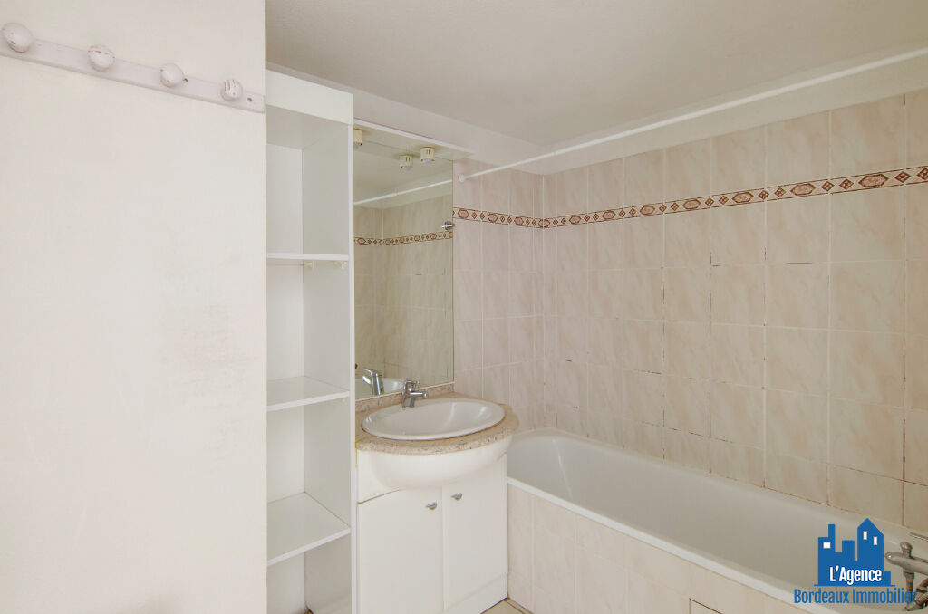 Photo VENDU PAR L'AGENCE !! EXCLUSIVITE !!! BRUGES - APPARTEMENT TYPE 2 D'ENVIRON 41 M² AVEC PLACE DE PARKING - MARTINE PASSICOS Tel:06.62.93.61.68. image 5/6